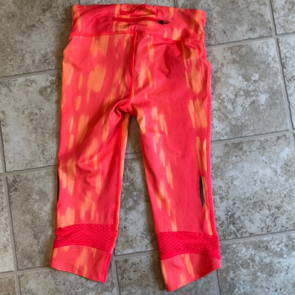 Adorable Under Armour crop leggings - Picture 2 of 3